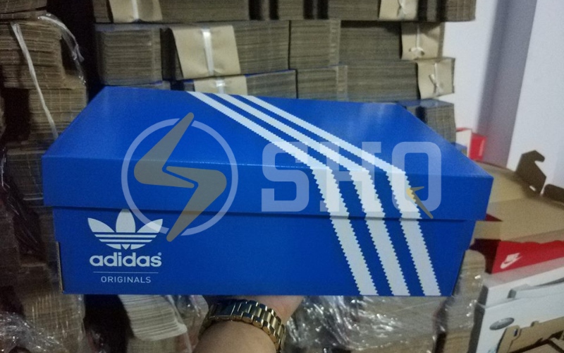 Hộp giày Adidas là gì?