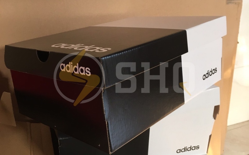 Hộp giày Adidas có nhiều màu sắc khác nhau